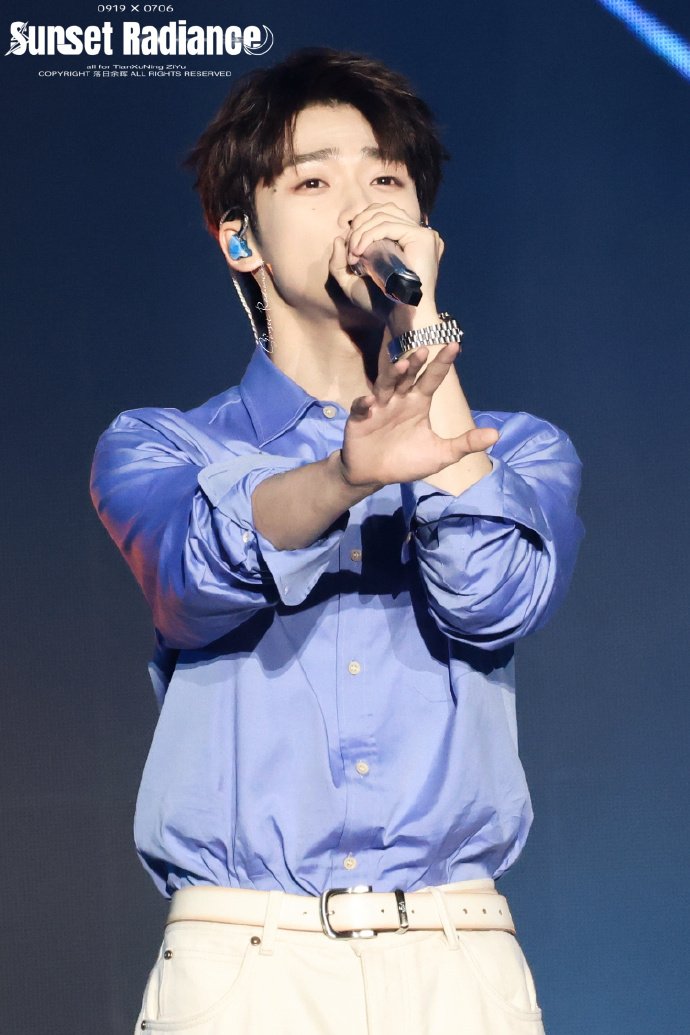 SunsetRadiance_'s tweet photo. Like the mighty roc rising with the wind, may you soar to great heights.
To all the Mimi taking the exam, charge ahead with confidence — Mom and Dad are cheering for you all the way! 
大鹏一日同风起，扶摇直上九万里高考的米米尽管往前冲，爸妈罩着你们！
#雷朋99 #tianziyu #田栩宁梓渝 https://t.co/YkghBmVUZU