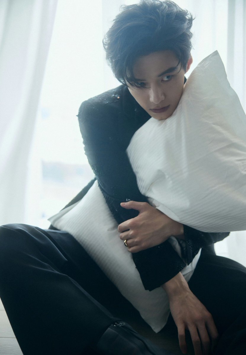 Lxinxinc's tweet photo. แค่นั่งกอดหมอน กะยังแซ่บนะ https://t.co/WotBqmHczH