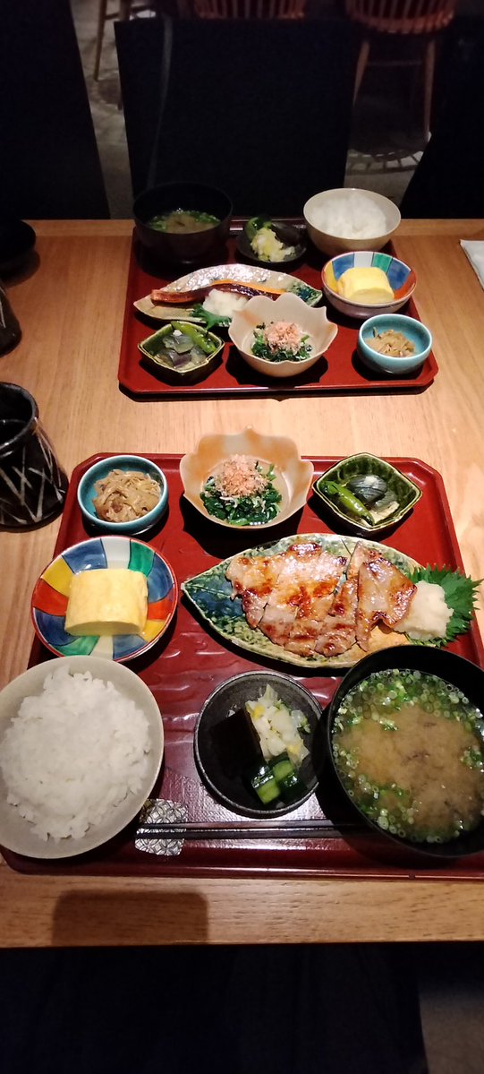 h141tom's tweet photo. そして美味しい夕食。鮭も豚も食べたかったので、半分ずつ交換😋 https://t.co/RHWMudp0Hz
