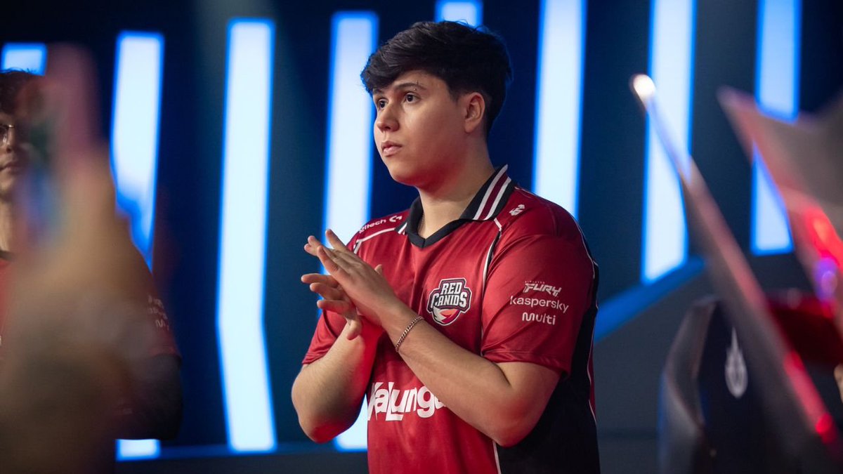 SheepEsportsBR's tweet photo. 🚨

A LOUD está no mercado em busca de um novo ADC, já que a situação de 🇰🇷 Bull é incerta no momento. 

Para a posição, a organização sondou Brance, mas a Estral não planeja se desfazer do jogador. Outro nome avaliado é o de NinjaKiwi. 

A ideia da organização é ter um time completamente brasileiro.
