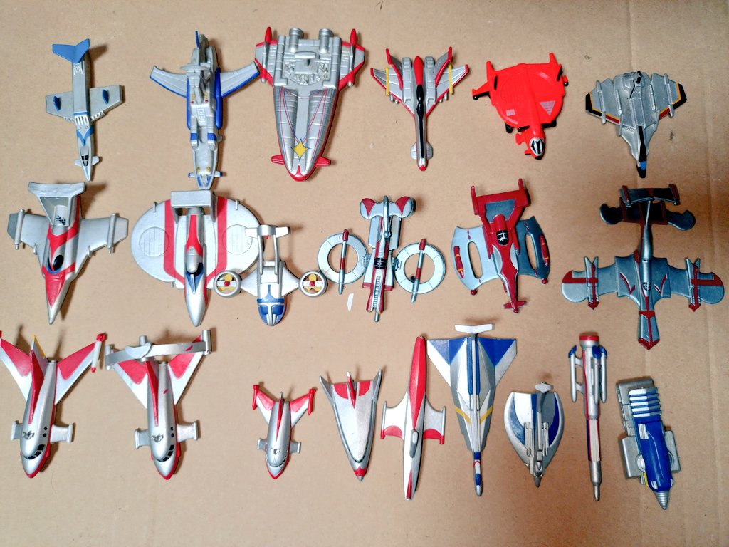 009ebc's tweet photo. オタクグッズ整理
ウルトラマンは車や飛行機も好きなんだすよねぇ。
#子供部屋オジサン
#ウルトラマン
#チョロQ https://t.co/1x5cvgJcnL