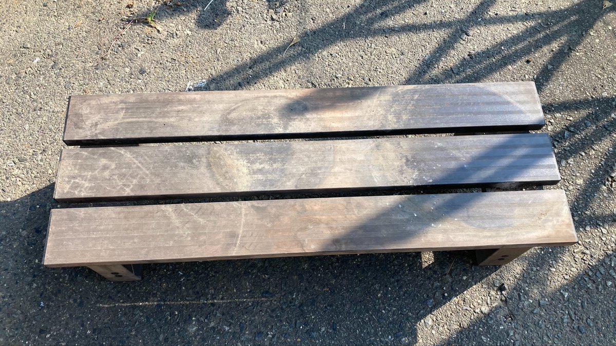 deagamn's tweet photo. 昨日は今までアルミの踏み台を置いていた場所に、スチールラックを設置。最初は75cm×35cmのラックを用意したものの、ちょうど変な位置に段差があって置けなかったのだけれど、アマゾンで75cm×25cmというのを見付けたのね。
3段仕様だけどポールが分割式だったのでとりま下2段だけで使う事にした。 https://t.co/Ko3rStZjGL