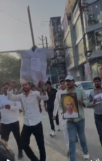 UPNOWTV's tweet photo. कानपुर : पंजाब के सीएम भगवंत मान का पुतला फूंका
ITI छात्रों के समर्थन में सड़कों पर उतरा छात्र मोर्चा @nsui 
कानपुर में पंजाब सरकार के खिलाफ विरोध @AAPMediaCell 
"युवाओं का उत्पीड़न बर्दाश्त नहीं": छात्रसंघ बहाली मोर्चा का हुंकार
विष्णुपुरी चौराहा बना अखाड़ा, पंजाब सरकार के खिलाफ नारेबाजी
छात्र नेताओं की चेतावनी: नहीं थमा दमन तो होगा उग्र
क्या पंजाब में छात्रों पर अत्याचार से गिरेगी सरकार? @UPGovt 
कानपुर में छात्रों का प्रदर्शन, पंजाब सरकार पर गंभीर आरोप