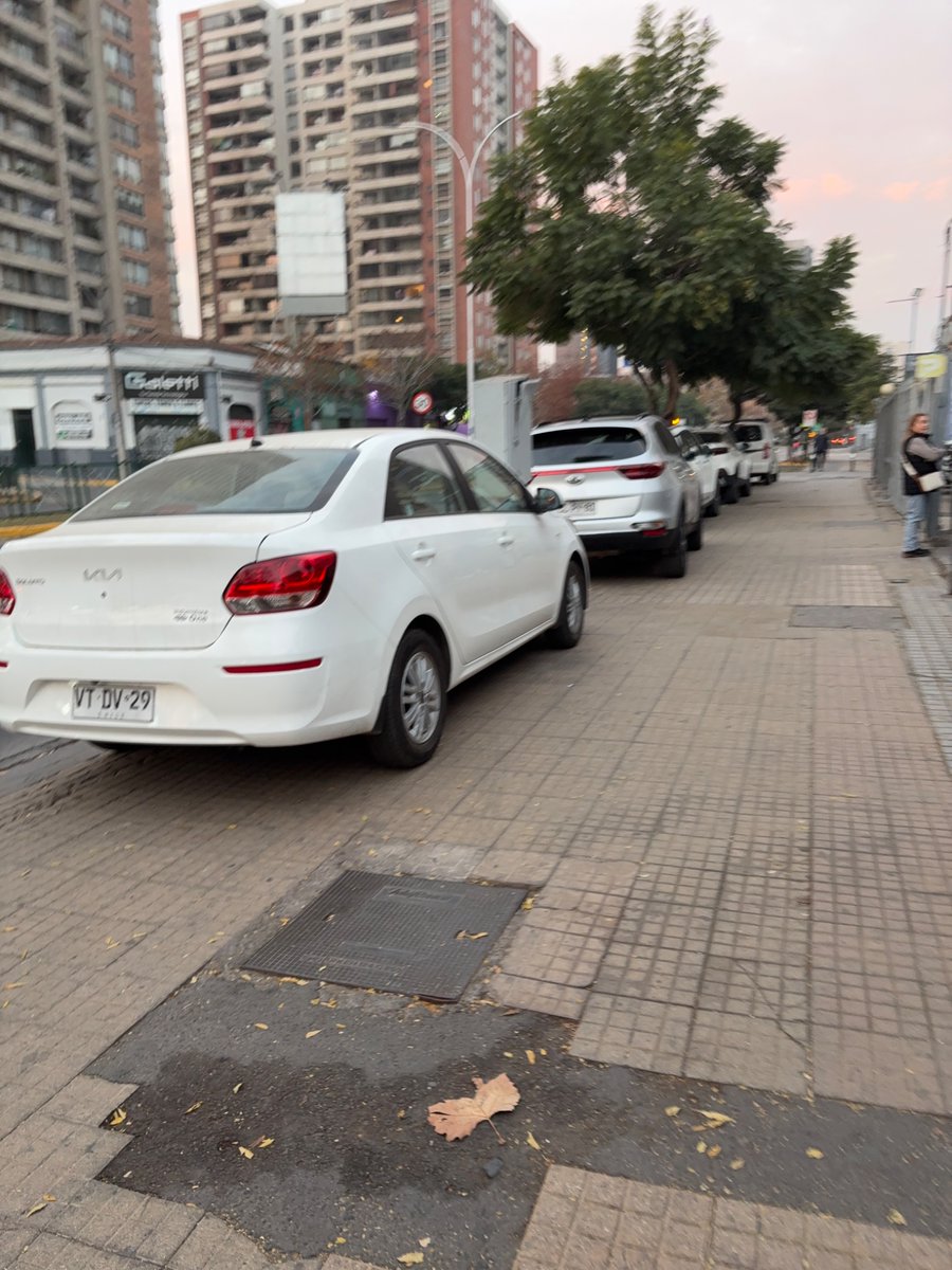 KatheIvett's tweet photo. Alcalde @sebastiansichel @MuniNunoa ayer en av irarrazabal 1333 local ceira ex caleido 7 autos estacionados sobre la vereda. Llamamos al 1445 y sosafe muchos reclamos y nadie vino a fiscalizar https://t.co/tC0aX25LgP