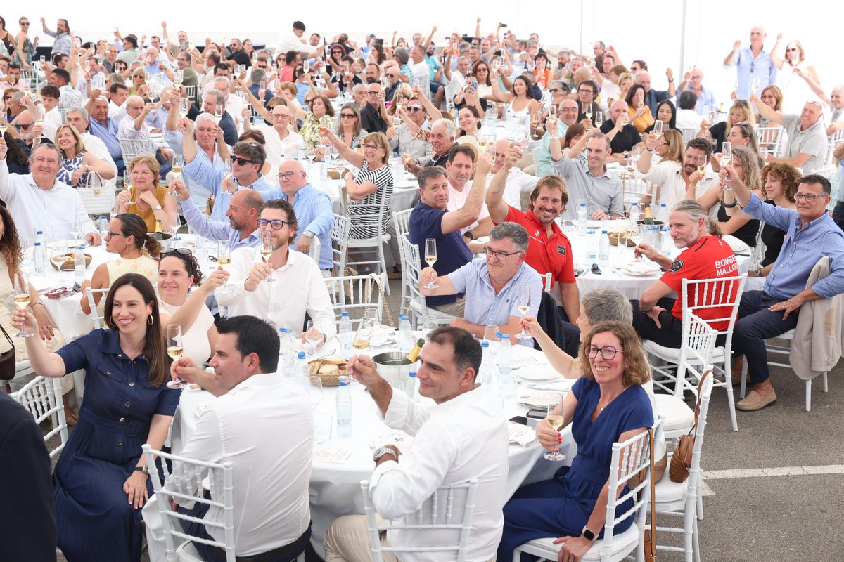ppbalears's tweet photo. Avui hem assistit al 40è aniversari dels supermercats Hiper Centro a Manacor.

Una cadena de supermercats vinculada al sector primari de les Illes i que aposta pel producte local.

Per molts d’anys! 👏🏻 https://t.co/qmNIHhqm9I