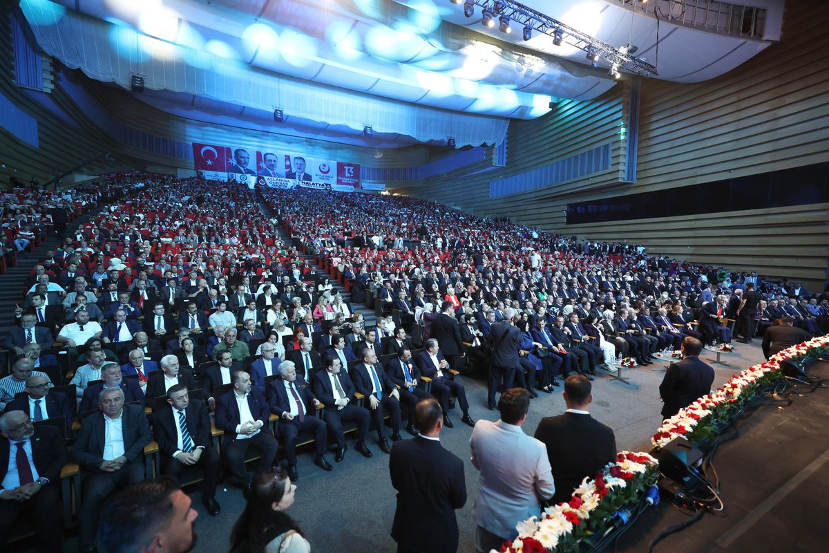 _aliyalcin_'s tweet photo. Büyük Birlik Partisi’nin 13. Olağan Büyük Kurultayı’na katıldık

Şehit Lider Muhsin Yazıcıoğlu’un iddia ve ideallerini siyaset cephesinde temsil eden, Nizam-ı  Alem ülküsü güden BBP’nin 13.Olağan Büyük Kurultayının milletimiz, ülkemiz ve siyasi hayatımız adına hayırlara vesile olmasını temenni ediyorum.

Kurultayda güven tazeleyen Genel Başkan Mustafa Destici’yi ve yönetimini tebrik ediyor, BBP’ye çalışmalarında muvaffakiyetler diliyorum.

@Mustafa_Destici @bbpgenelmerkez