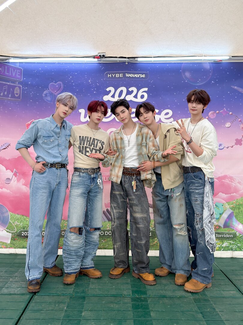 starfess's tweet photo. Prompt : AI, tolong buatkan boy group yang semua anggotanya visual -star https://t.co/OaTUK8miD6