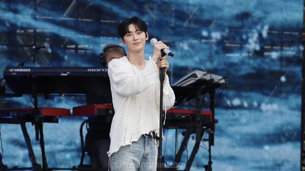 winter___forest's tweet photo. 20260606 위버스콘 황민현- earphones https://t.co/yQplRXdbpc - @YouTube

이어폰 손 흔들 때 기분 좋아 보이고 귀여웠는데 이 직캠 표정 잘 보이고 마지막에 마이크 고정하면서 살짝 웃는데 정말 예쁨 https://t.co/Gq5PhV7nR5