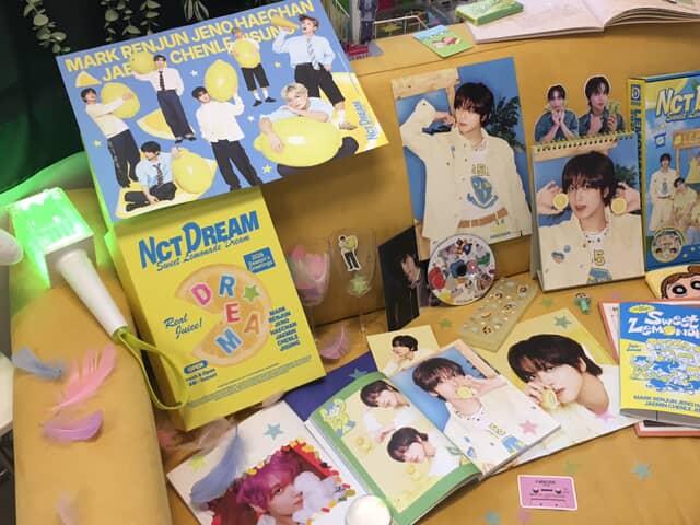 OnehandBighead's tweet photo. #루미큐브하실분_내이름_Fullsun
#해찬밑에시즈니_꺄르륵_친추레쓰고
 홍대 도착하자마자 바로 간곳인데
사장님이 너무 착하심..🤩 

그리고 카페 꾸민게 진짜 미쳐씀
사진 와랄라 잇는데 진짜 이쁘고
컴터 책상에 꾸민게 힙한데 핑쿠로 꾸민게 와 미감 미쳤다고 생각함

내년에도 해주실꺼죠..?(간절) https://t.co/cli4pMnEGt
