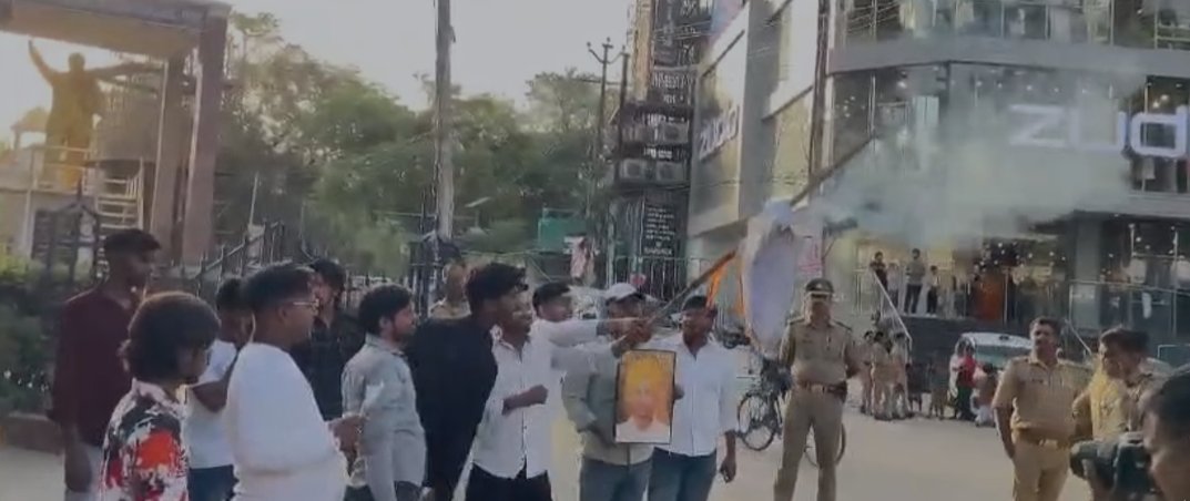 UPNOWTV's tweet photo. कानपुर : पंजाब के सीएम भगवंत मान का पुतला फूंका
ITI छात्रों के समर्थन में सड़कों पर उतरा छात्र मोर्चा @nsui 
कानपुर में पंजाब सरकार के खिलाफ विरोध @AAPMediaCell 
"युवाओं का उत्पीड़न बर्दाश्त नहीं": छात्रसंघ बहाली मोर्चा का हुंकार
विष्णुपुरी चौराहा बना अखाड़ा, पंजाब सरकार के खिलाफ नारेबाजी
छात्र नेताओं की चेतावनी: नहीं थमा दमन तो होगा उग्र
क्या पंजाब में छात्रों पर अत्याचार से गिरेगी सरकार? @UPGovt 
कानपुर में छात्रों का प्रदर्शन, पंजाब सरकार पर गंभीर आरोप
