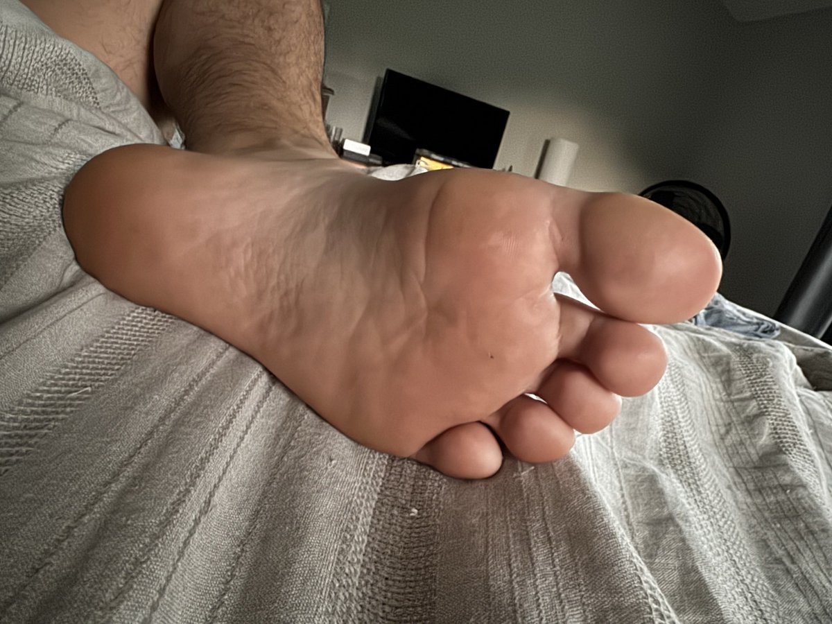 23Nester's tweet photo. Sweaty soles #gayfeet #stinkyfeet #footworship https://t.co/GtJb5p8ly6