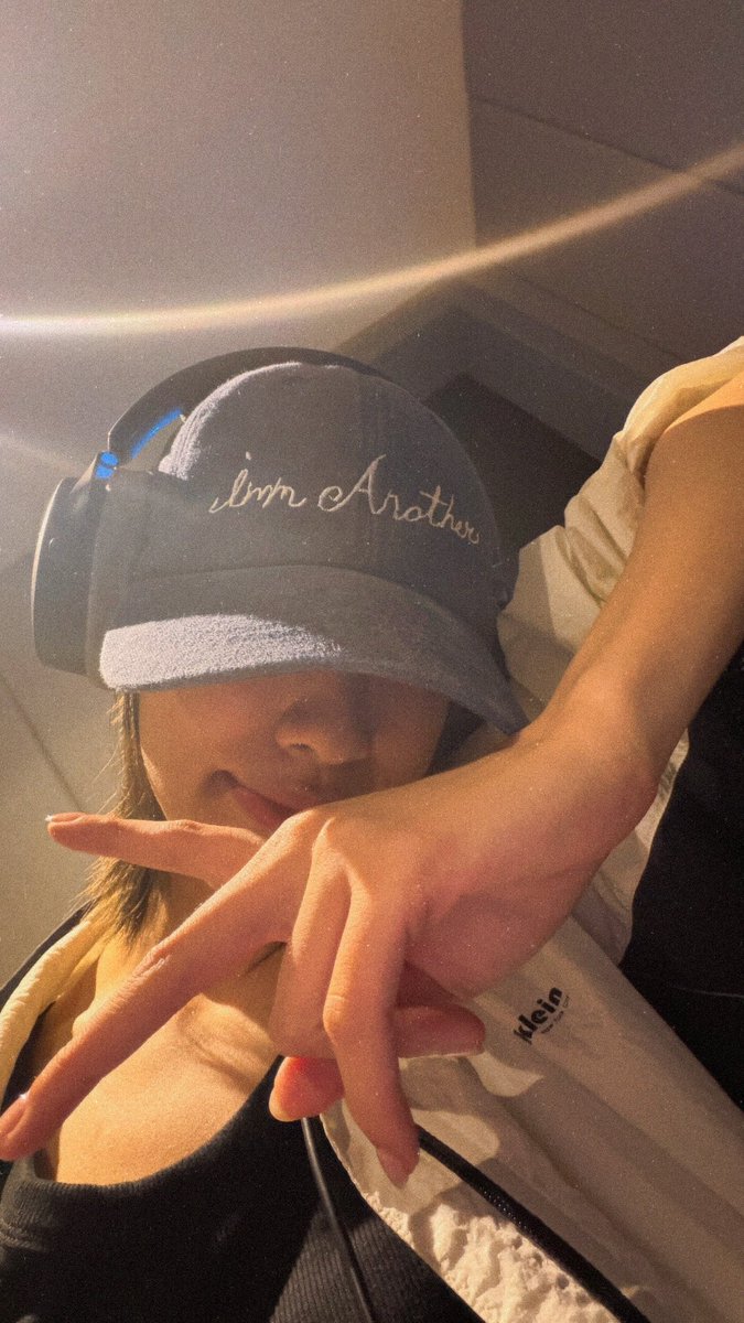 EmiBonnieTH's tweet photo. [📸] emiamily  —  IG Story update (070626)

✌️🎧

#emiamily https://t.co/G7a6FtiVWm