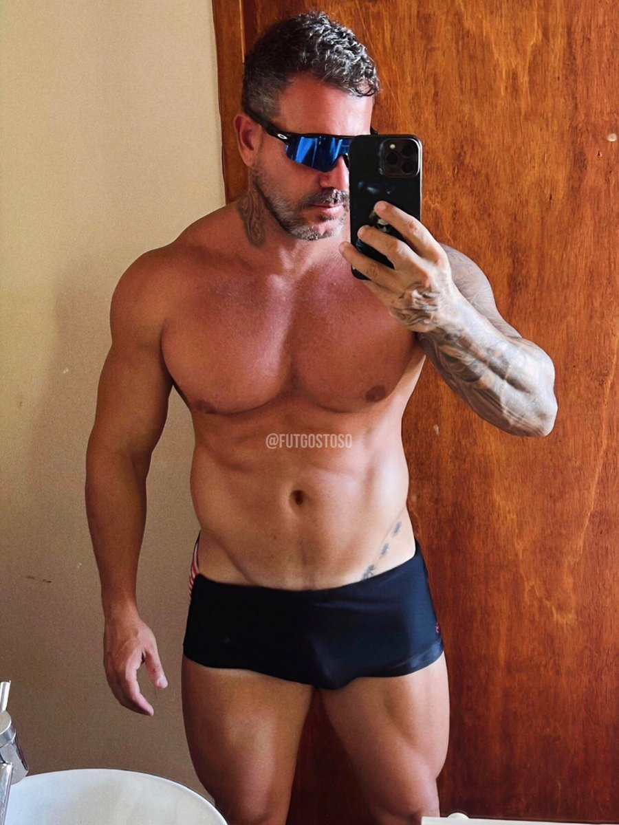 futgostoso's tweet photo. descobri que preciso de um daddy vascaino pra ser feliz 🫦 https://t.co/AvOqx8X2H1