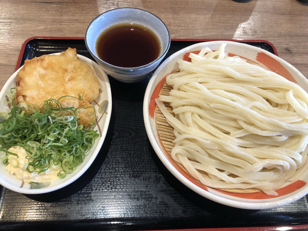 Uber_BOROM's tweet photo. @fuumaru0402 うどん村のざるうどん
コシツヨ角切り極太麺に甘さゼロのしょっぱい麺つゆが最高
デカとり天に自家製タルタルソースをかけるのがツウです https://t.co/toSANpAC75