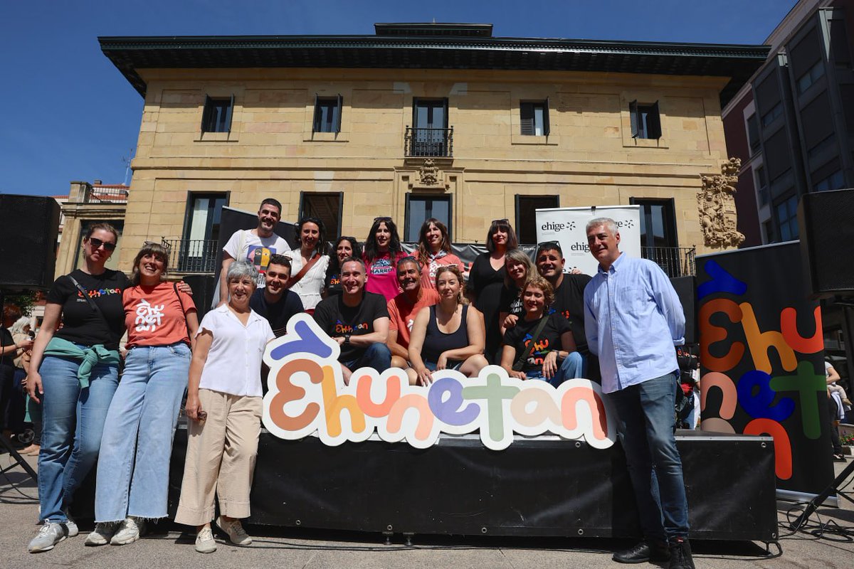 OskarMatute's tweet photo. Santurtzin egon gara, Euskal Eskola Publikoaren festan.

Reafirmamos nuestro compromiso con una escuela pública fuerte, euskaldun, inclusiva, igualitaria y comunitaria, tan necesaria para construir una Euskal Herria más justa.

#Ehunetan https://t.co/0BgNGIjsyO