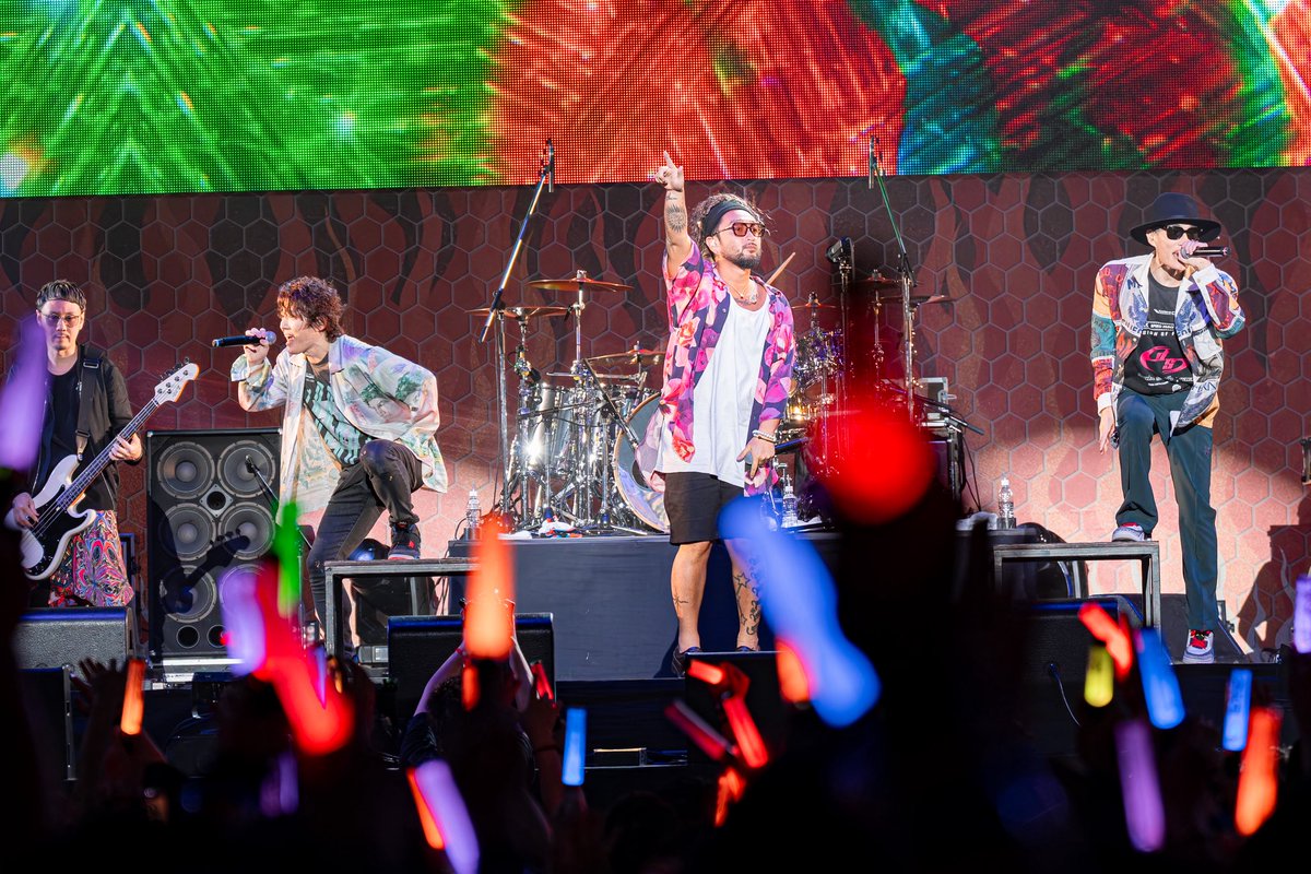 FLOW_official's tweet photo. 📸速報LIVE PHOTO

ロックバンドが創るアニソンロックフェス🎸
『FLOW THE FESTIVAL 2026』🔥

FLOW✖️ORANGE RANGE
「デイドリーム ビリーヴァー」

両バンドのボーカルが交錯する
疾走感あふれるロックサウンドに痺れます⚡️⚡️

Photo by SUGI, 佐藤広理, 郡元菜摘, 柊 舞

#ORANGERANGE #FTF2026 #FLOWフェス
@or_staff @orangerangenow