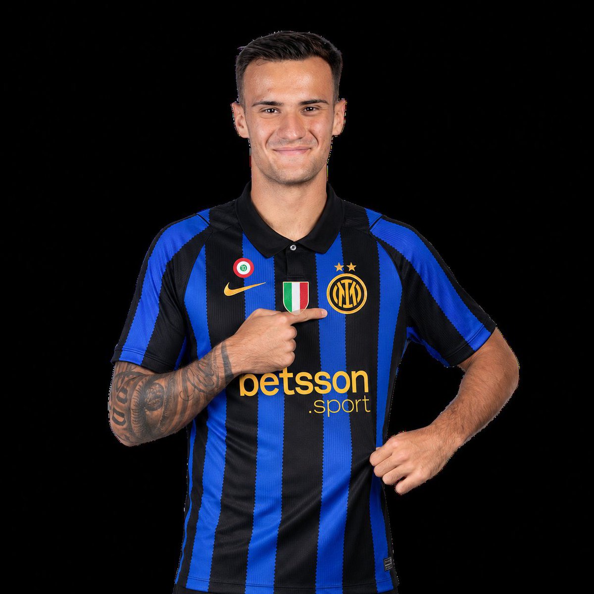 Inter_wm's tweet photo. اوسيليو :
نريد بناء الحاضر والمستقبل على ستانكوفيتش ، ديناميكيات السوق تنطبق على الجميع وليس على ستانكوفيتش فقط ، أعرف أن الفتى يريد البقاء وكيفو يعرفه ، إنفاق مبلغ جميل عليه هو إشارة جميلة ، سنبدأ فترة ما قبل الموسم معه ومع ماسولين ، سنمنحه فرصاً ثم سنناقش الأمر ، يجب أن يكون للشباب مساحة للعب وسنحاول خلق هذه الظروف.