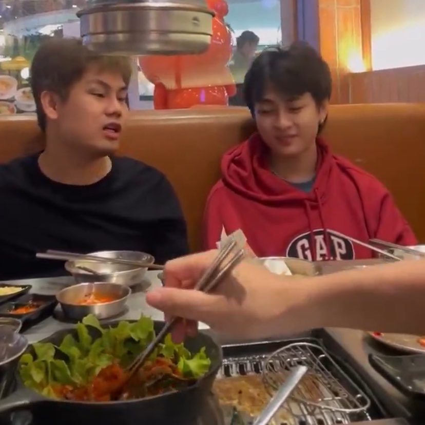 jj4592637835098's tweet photo. ชุดที่น้องไปซ้อมวันเดียวกันที่ไปกินข้าวพี่bm พี่ธีร์ ป่ะ กุฟินกว่าเดิม #ท่านโปรดคลื่น https://t.co/BwsvyL9zb3