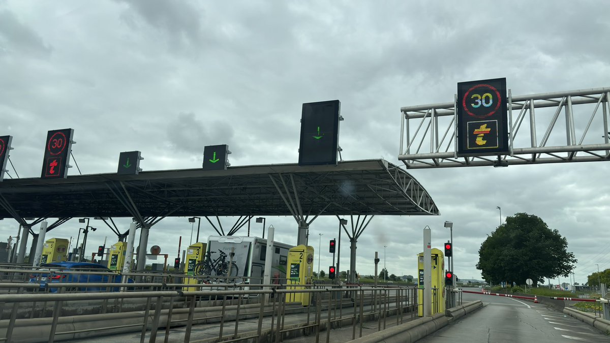 BSMS_2's tweet photo. ベルギーやドイツの高速道路は乗用車の料金は基本無料ですが、フランスでは日本と同様に有料です💶
こちらが料金所で、ETC的なものは持っていないので、入るときに紙の通行券を取って、出るときに料金を支払います
#BSスタッフの車窓から https://t.co/4h0Zes8rbZ