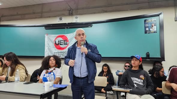 EmbaCubaBrasil's tweet photo. 🗣🇧🇷🤝🇨🇺 Cônsul Geral de Cuba em São Paulo participa de reunião do Conselho da UNE

Na manhã de 5 de junho, o Cônsul Geral de Cuba, Embaixador Benigno Pérez Fernández, participou da reunião do Conselho da União dos Estudantes (UNE) do Brasil, realizada na UNIP. 1/3 https://t.co/B4qucVeADb