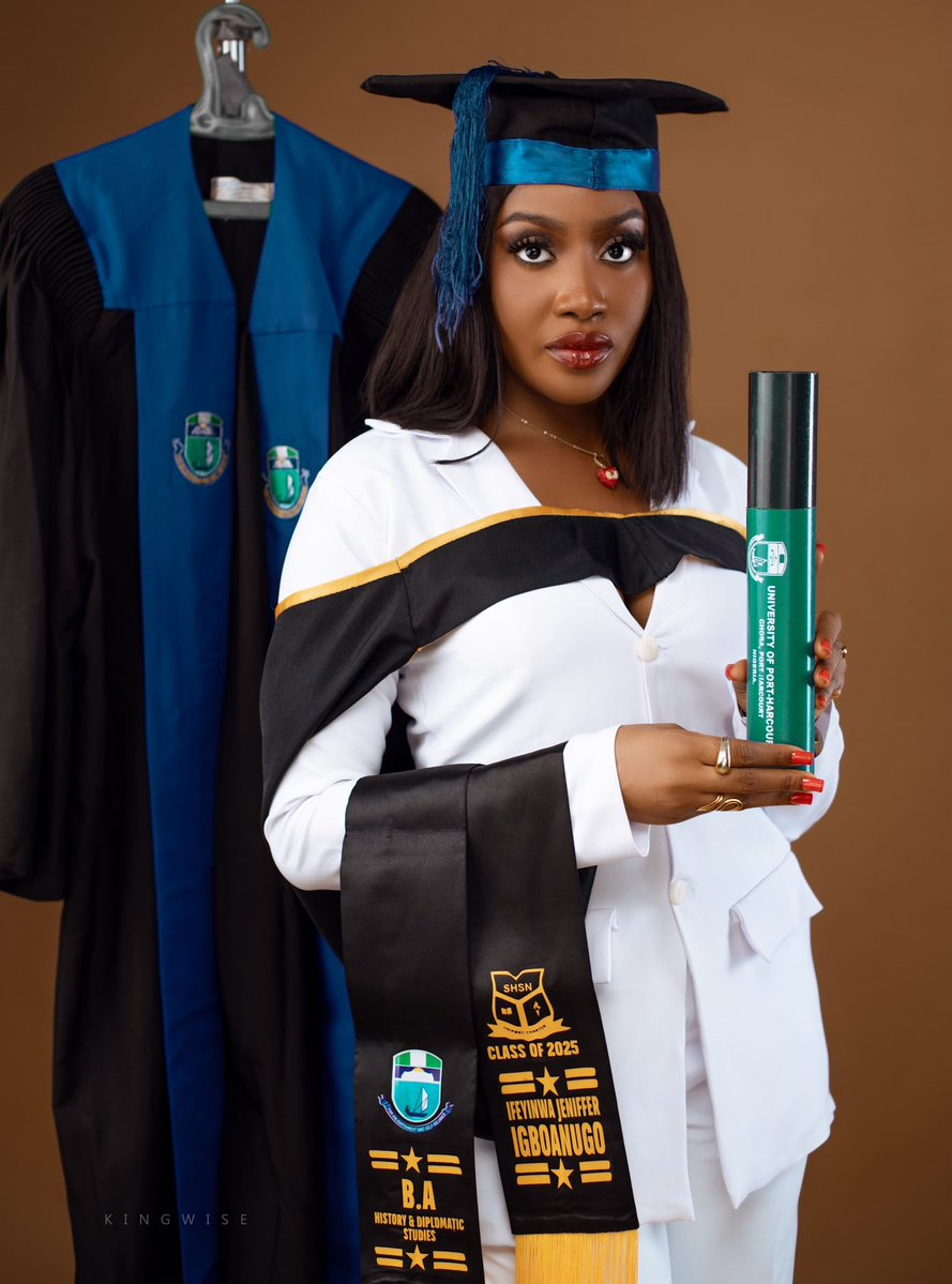 _Ifyyyyy_'s tweet photo. 05/06/2026

My name now has a degree attached to it. 
IGBOANUGO, IFEYINWA JENIFFER (MHSN)
Second Class Honours (Upper Division)
B.A. History and Diplomatic studies, UPH.

🎓👩‍🎓
#convocation https://t.co/sIHHJIpotv