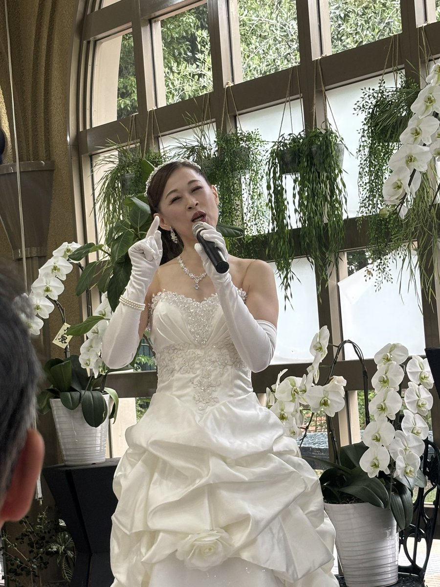 Premierkagawa's tweet photo. 「レオマリゾート春の大バラまつり」　元宝塚歌劇団雪組トップ娘役の舞風りらさん、花組男役の真野すがたさんによるトーク＆ライブコンサート。宝塚やベルバラ��曲を素晴らしい歌声で聴けました😍何よりお二人が放つオーラが凄かった✨
#レオマワールド
#バラまつり https://t.co/wZnG1Y56rP