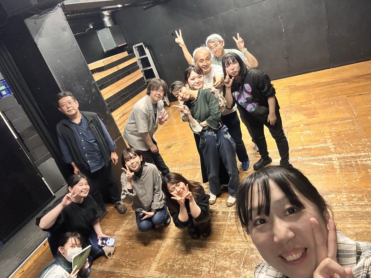 izure_mo's tweet photo. ◤ #花を織る
　　劇場❗️稽古風景𓂃܀ꕤ୭*  ◢

本日はなんと、現地劇場での稽古！でした
色んなことを試して、とても実りのある稽古でした
まさか平台敷いて、
カーテンまで釣れて、
持ち込み機材まで試せるとは…
ありがたい🙏
キャストも発表したのでお写真も

しかしもう6月！早い！

#かのゆくえ https://t.co/o97jBUSCMM