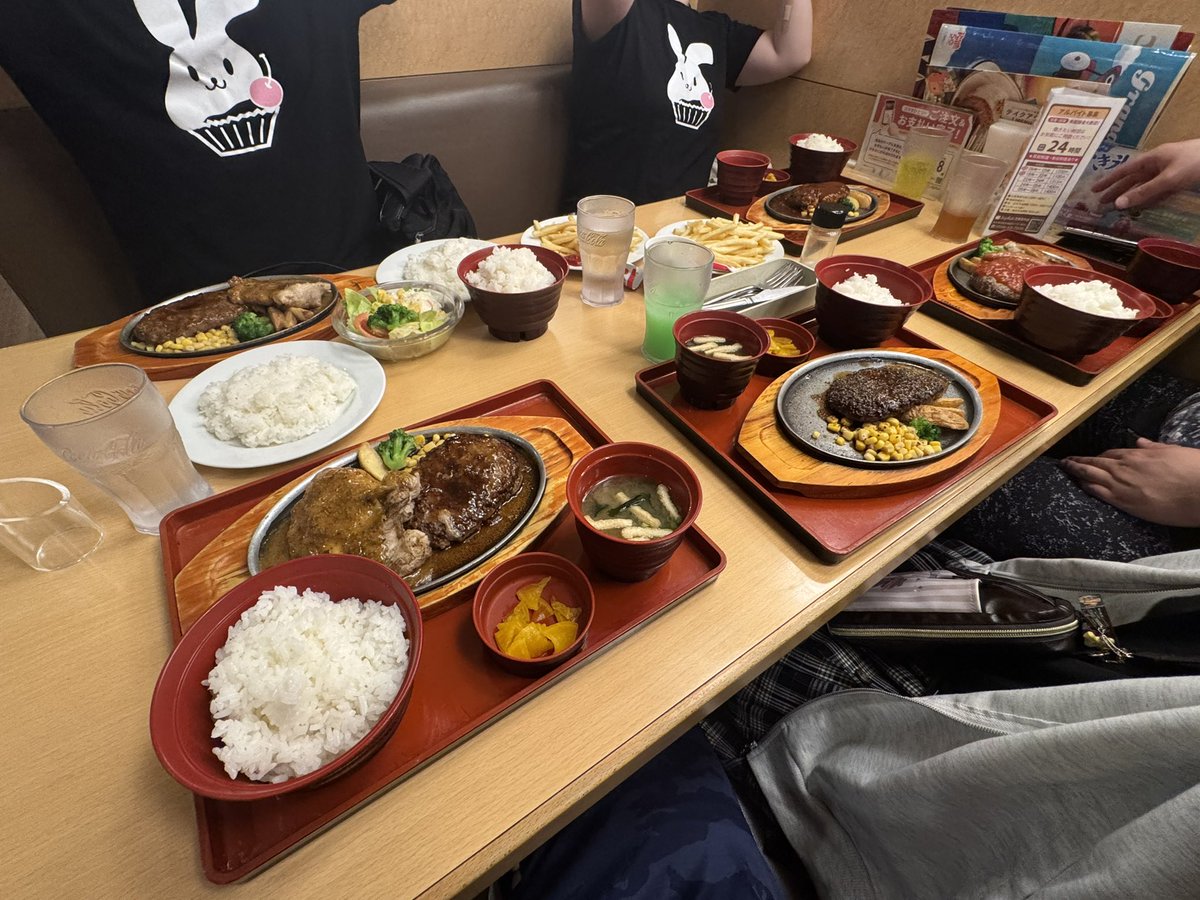 tekaruu2's tweet photo. 烏さん、ばくあずちゃんとジョーイフル☺️ https://t.co/HJcn6fWuKf