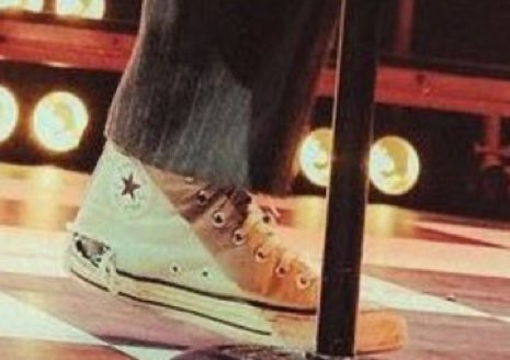 chaosmikhailo's tweet photo. a veces echo de menos esa temporada donde luke no soltaba sus converse roñosas que se le caían a pedazos y arregló con cinta aislante https://t.co/7RVM1HnAEh