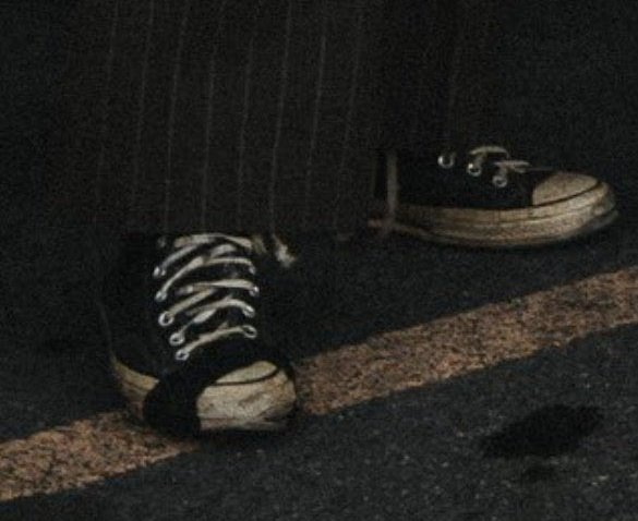 chaosmikhailo's tweet photo. a veces echo de menos esa temporada donde luke no soltaba sus converse roñosas que se le caían a pedazos y arregló con cinta aislante https://t.co/7RVM1HnAEh