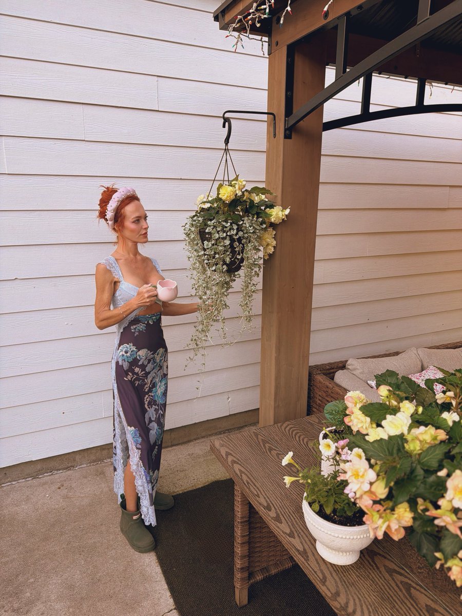 DakotaBlushing's tweet photo. Good morning from the garden. The blooms are perky and so am I💖✨🌸🪻

Happy Sunday Lovebugs🥰
Don’t forget to make someone smile today😘 https://t.co/we7oODFCNn