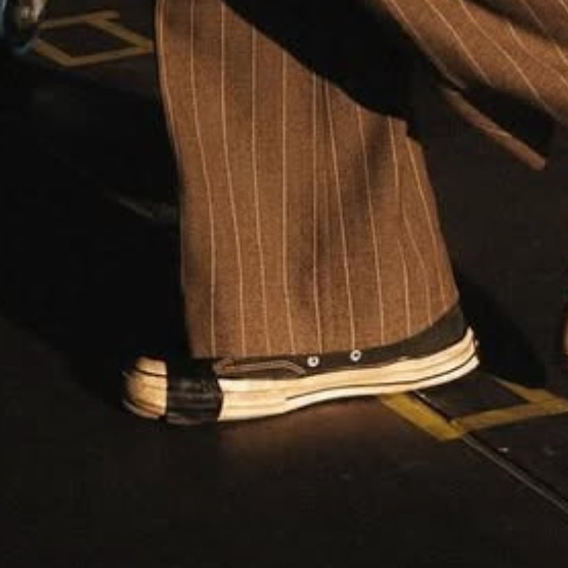 chaosmikhailo's tweet photo. a veces echo de menos esa temporada donde luke no soltaba sus converse roñosas que se le caían a pedazos y arregló con cinta aislante https://t.co/7RVM1HnAEh