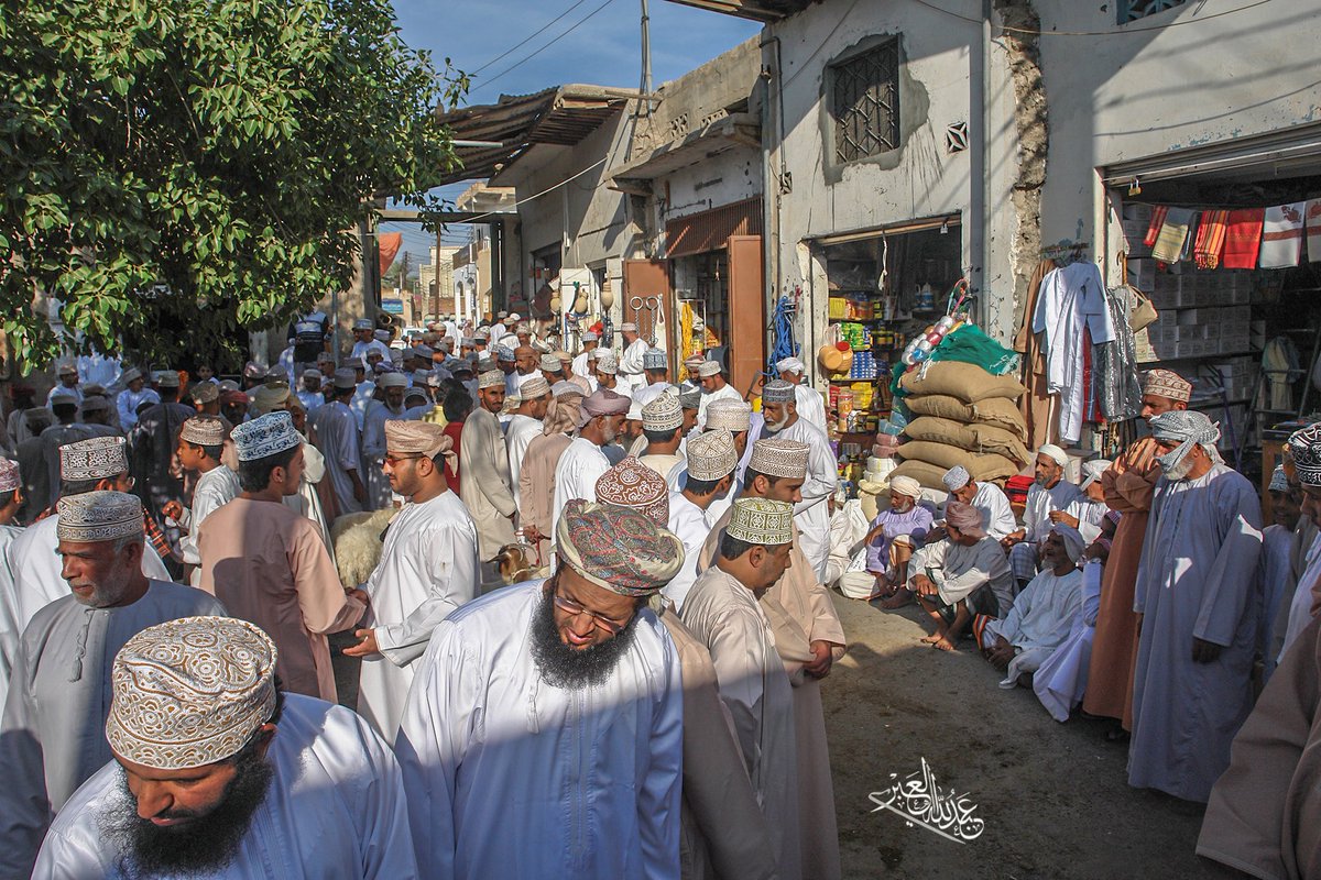alabri1's tweet photo. وأنا أقلّب أرشيفي المتواضع، وجدت بعض الصور، التي أعادت الحنين إلى مكان المناداة على الأغنام، داخل سوق بهلا، والتي كانت تجعل المكان مليئا بالحركة والحياة.
أتمنى بعد إكتمال ترميم السوق، أن يتم إرجاع المناداة إلى داخل السوق ولو مرة في الشهر.
أجزم أن ذلك سيبعث الحياة في المكان. https://t.co/P5CWXPQXo9