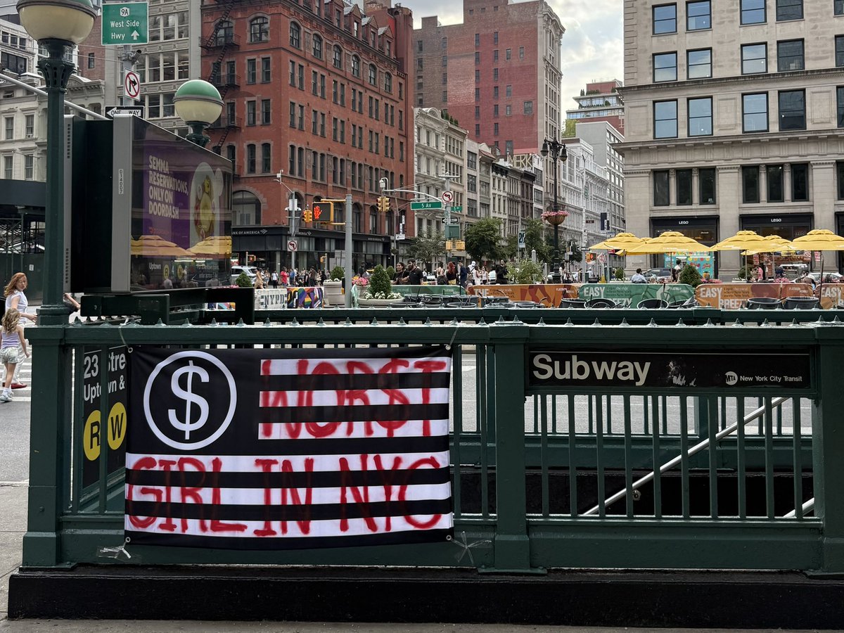AcervoSlayyyter's tweet photo. WOR$T GIRL IN NEW YORK CITY https://t.co/5uu1TJEFdd