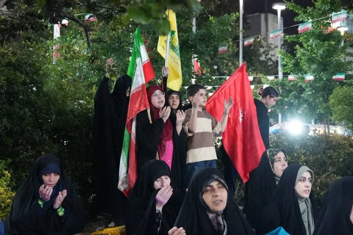 yasssefeed's tweet photo. این بچه ها نوید میدن از اینده‌ای که مردان و زنانی خواهند ساخت که از کودکی خود سنگ بنای آن بوده‌اند 
نوید بخش ایرانی با فرزندانی انقلابی که با قدم استوار و آینده ساز برای ایرانی مقتدر گام بر می‌دارند. 
#خیابان_ایران
#IranianOnIt https://t.co/bfUt2C5HAY