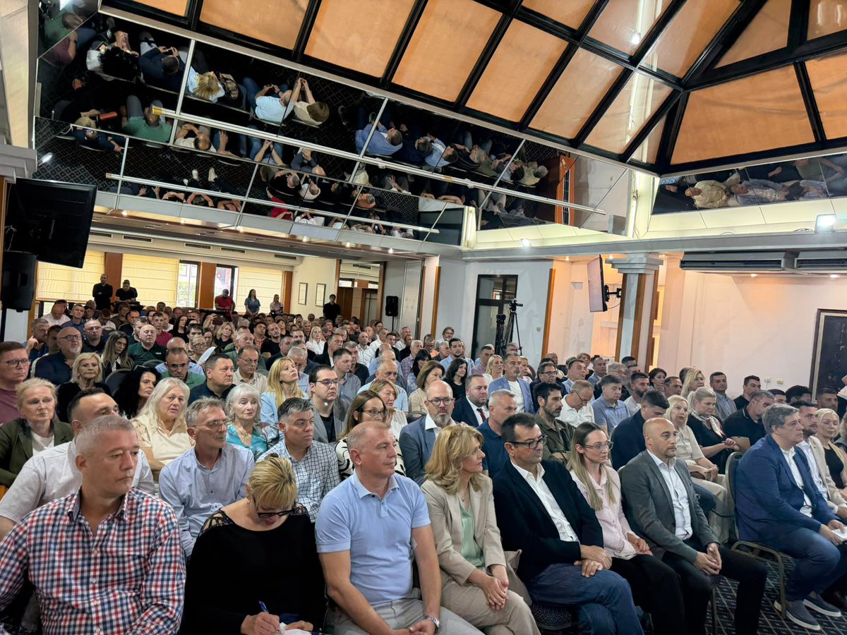 BorkoStef's tweet photo. Na današnjoj sednici proširenog Predsedništva Stranke slobode i pravde smo doneli odluku o učešću na izborima u koaliciji sa drugim partnerskim proevropskim strankama i pokretima.
Važna odluka za budućnost Srbije koja prepoznaje kako da od naše zemlje napravimo mirnu i stabilnu državu koja hrabro korača u budućnost, red i zakon. 
Pravac Evropa!