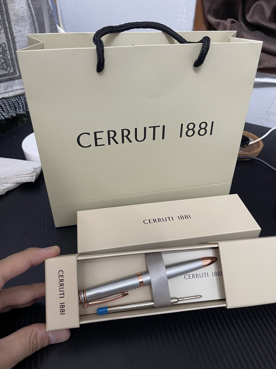 AznilAshikin's tweet photo. Thank you for this gift! Lama aku nakkan this kind of pen for my work and for official use, and suddenly ada orang hadiahkan. Thank you so much. Semoga murah rezeki yang memberi. Really appreciate it. You know who you are ☺️ https://t.co/QwlBvfonyx