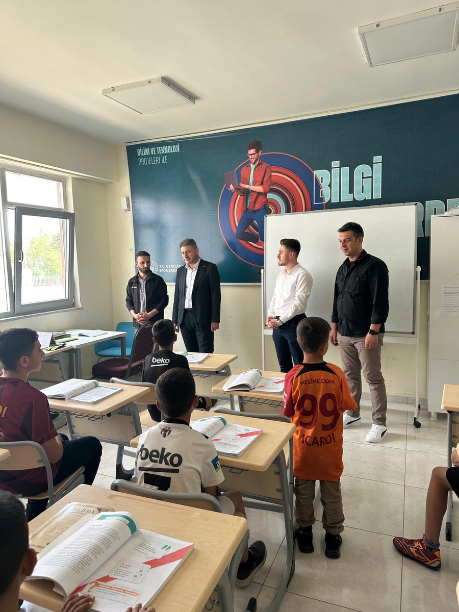 GSB_Van's tweet photo. Spor salonu, gençlik merkezi, yüzme havuzu ve futbol sahasındaki gençlerle bir araya gelen il müdürümüz gençlerimizin talep, öneri ve beklentileri dinlendi.

Gençlerimizin görüşleri bizler için önemlidir. https://t.co/d4fcDpJakA
