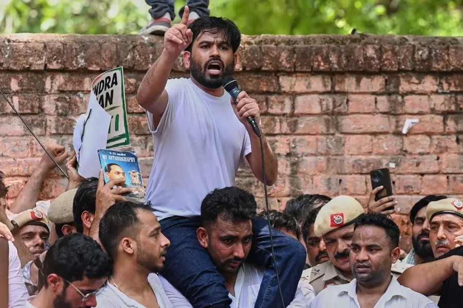 BreakDeepanshu's tweet photo. 🚨 NEET Paper Leak पर फिर गरमाई सियासत!

Cockroach Janta Party (CJP) के संस्थापक Abhijeet Dipke ने केंद्र सरकार पर निशाना साधते हुए कहा कि देश के असली मुद्दे बेरोज़गारी और शिक्षा हैं, लेकिन राजनीति Hindu-Muslim बहस में उलझी हुई है।

📚 NEET पेपर लीक जैसे मामलों ने लाखों छात्रों और उनके परिवारों की मेहनत पर सवाल खड़े कर दिए हैं।

🗣️ Dipke ने केंद्रीय शिक्षा मंत्री के इस्तीफे की मांग दोहराई और कहा कि युवाओं के भविष्य से खिलवाड़ बर्दाश्त नहीं किया जा सकता।

#NEET2026 #Education #Students #PaperLeak #IndiaNews