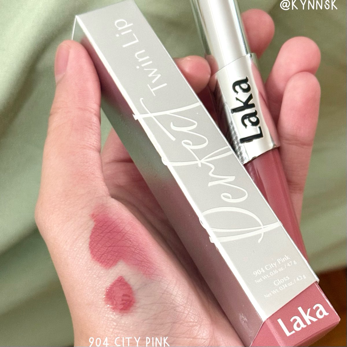 kynnsk's tweet photo. ปกติไม่ค่อยใช้ลิป 2 หัวแต่ขอลองของ laka หน่อยเพราะพสญี่ปุ่นฮิตมาก ฝั่งแมทคือสีชัดมาก แตะนิดเดียวก็เบลนได้ทั่วปากละ กลบสีปากได้ดี ฝั่งกลอสเนื้อมีความหนึบนิดนึงแต่ไม่เหนียวมาก รวมๆคือลิปเกาะปาก ติดทน เบอร์ 904 สีออกชมพูตุ่นๆ https://t.co/QB09sgdznI