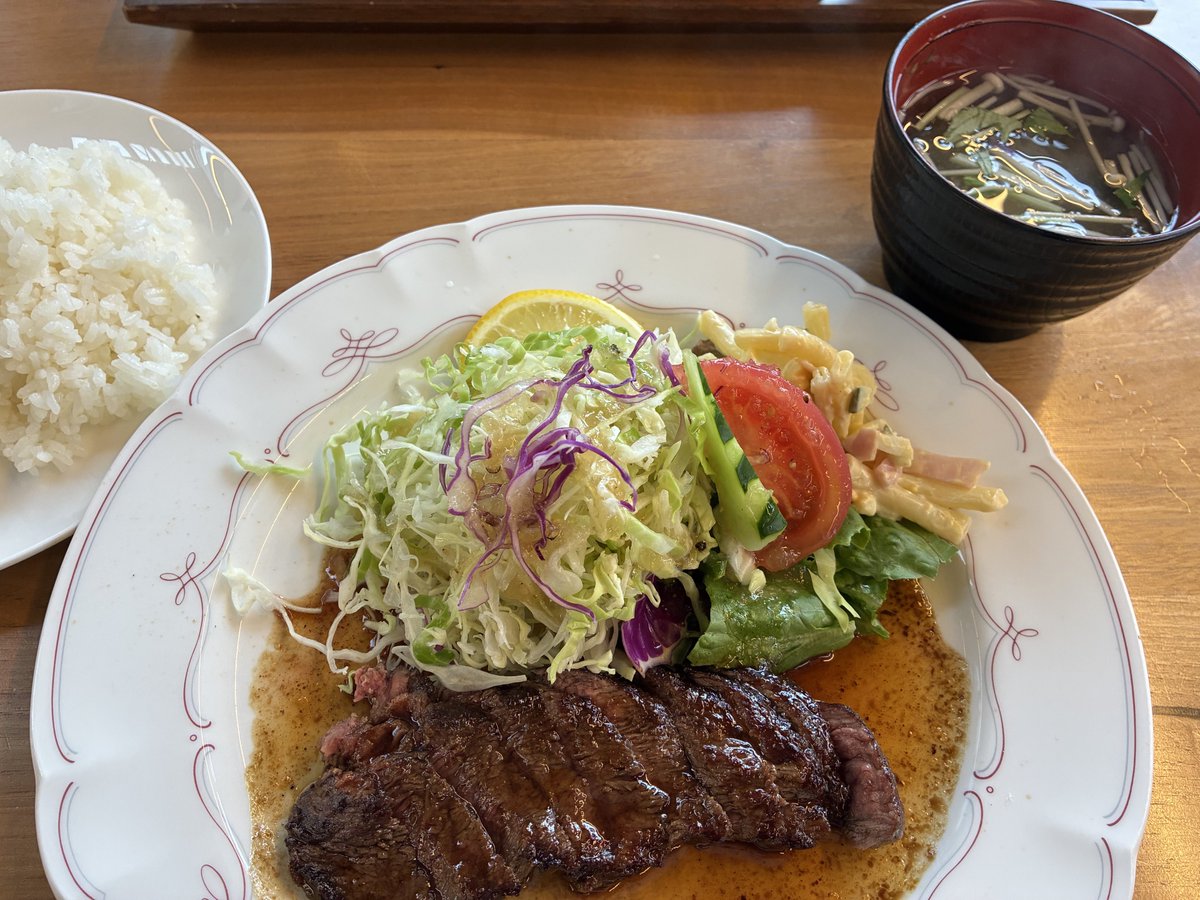 access8612's tweet photo. 雨の中、手下と出かけてきた🚗

薬も効いてたし、食欲があったから少し遅めの昼ご飯はステーキ
１／３食べた！
道の駅で買物も…
おっ、飲む点滴ハケーーン！！
赤米の甘酒も試してみよう😊 https://t.co/2sjfaaNmRF