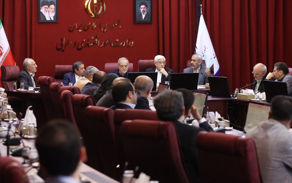drpezeshkian2's tweet photo. رئیس جمهور در جلسه شورای هماهنگی اقتصادی دولت:

🔹صداوسیما نباید با تحلیل‌های غیرمستند عملکرد دولت را سیاه‌نمایی کند.
🔹معیشت مردم برای من یک اصل اساسی و غیرقابل اغماض است.
https://t.co/bTzhzS462H https://t.co/tRdz8c4prd