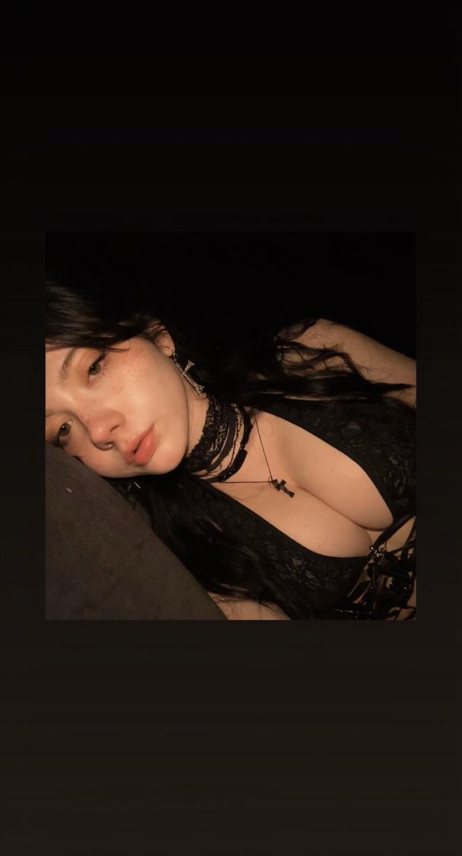 annagoth_99's tweet photo. she uses safety pins for a kiss? 🖤 https://t.co/3tfOG6u2H1