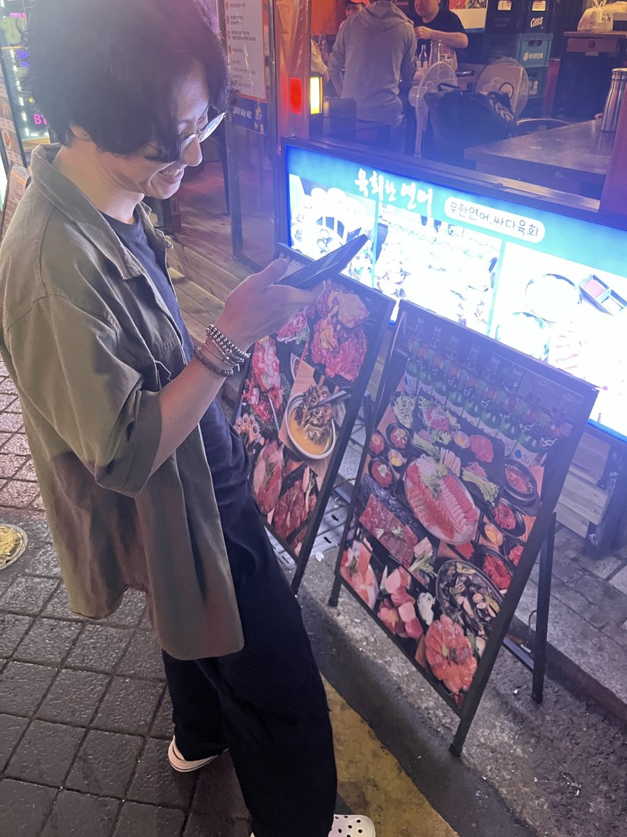 double4646's tweet photo. G8Sマツバのサインマジでカッケェ！
いやー痺れるねぇww

去年から頑張ってる姿をずっと見てて密かに推してたから自分の事ように嬉しい。
やっぱ努力してる人が勝ち取るのは美しい光景ですなー

今から念願のユッケ行きます！
@matsuba0617 https://t.co/ZLHUu2xKPZ