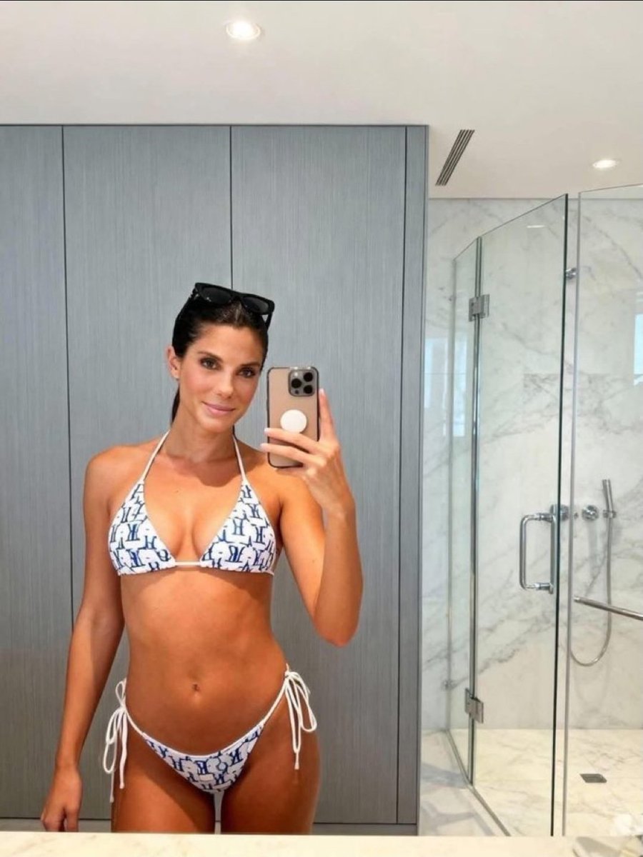Sandra Bullock Private Chat tweet media