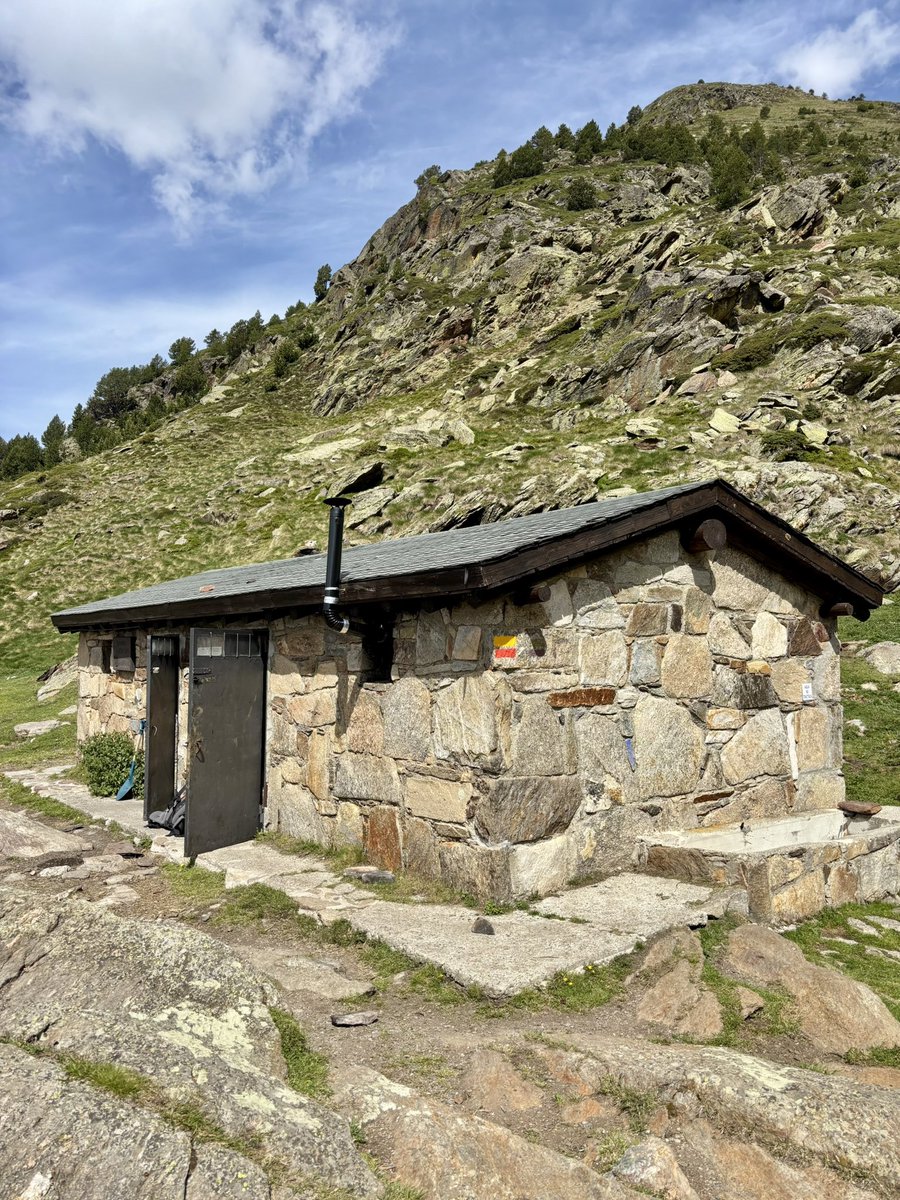 rplanasv's tweet photo. Vall de Ransol, camí de la Serrera i cabana Coms de Jan amb la Nina i l’Arnau. Andorra https://t.co/WUXTE5ypA1