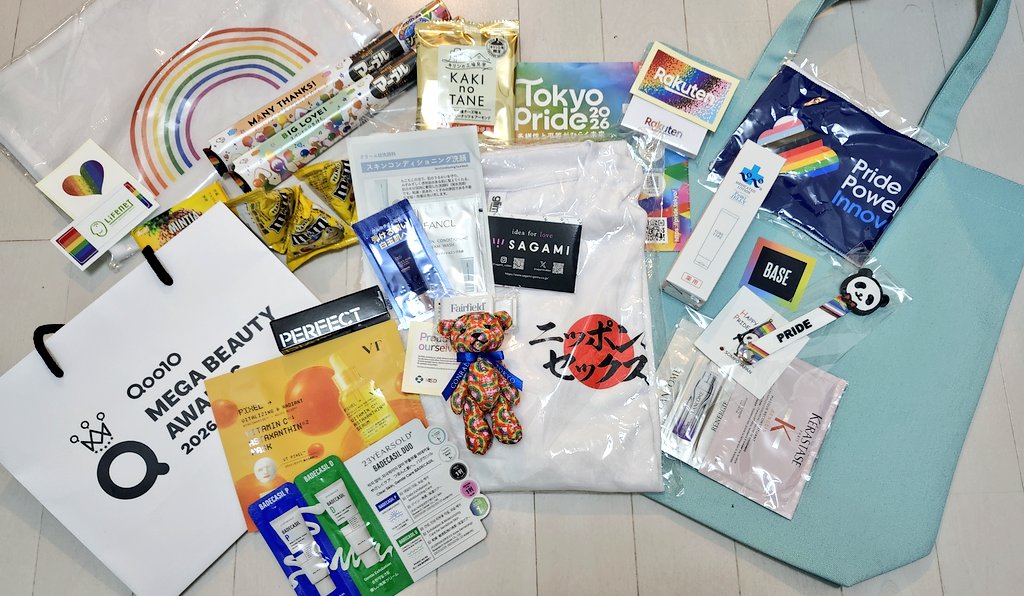 yk4974's tweet photo. 2日間で色々頂きました！
が！ハイライトはやはり相模ゴムのおみくじで当たった特賞ですねw
まさかのスタッフさん達が着ていたTシャツ🤣
1日に3本だけとか言ってたw
さすがに外で着るのは厳しいので部屋着にさせていただきます😆
何気に綿じゃなくて汗かいても平気な感じのサラサラ素材w https://t.co/Xh7d3BXQmr