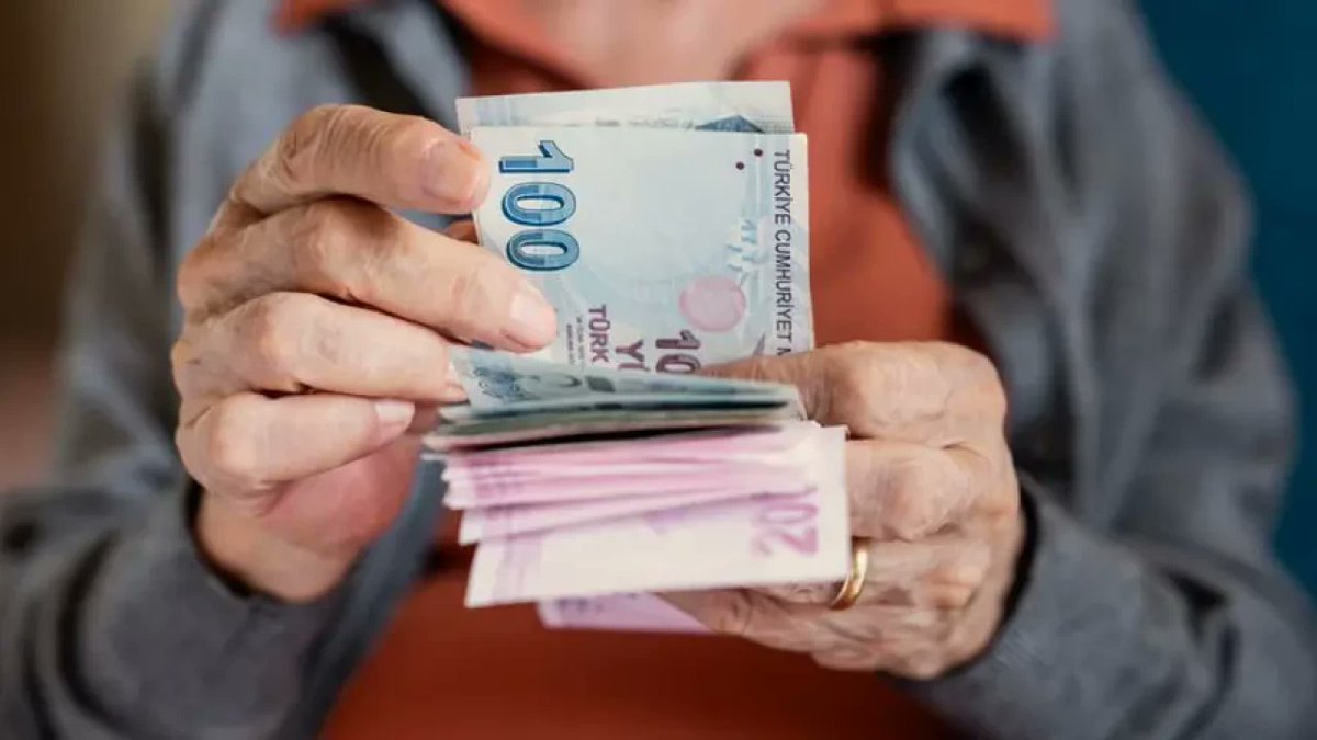 telqraft's tweet photo. SGK Uzmanı Dilek Ete'den 2008 sonrası göreve başlayan devlet memurlarına hayati uyarı:

🔷 2008'den önce kamu hizmetlerinde göreve başlayan memurlarla, 2008'den sonra başlayanlar arasında çok büyük bir fark var.

🔷 2008'de çıkan 5510 sayılı kanunla birlikte, emekli aylıklarından borçlanmalara kadar ciddi hak kayıpları yaşandı.

🔷 Artık 2008'den sonra ilk defa devlet memuru olanların emekli aylıkları, tıpkı SSK ve Bağ-Kur'lular gibi hesaplanıyor.

🔷 2008'den önce girenlerin maaş hesabında derecesi, kademesi, ek ödemeleri ve makam tazminatları dikkate alınırken, yeni memurların maaşı sadece kurumun yatırdığı prim üzerinden hesaplanıyor.

🔷 Kamu kurumları primleri düşük bildirdiği için, bugün cebinize 100.000 lira net maaş girse bile emekli olduğunuzda çok düşük bir aylığa mahkum kalacaksınız.

🔷 Aynı iş yerinde dirsek dirseğe çalıştığınız 2008 öncesi girişli mesai arkadaşınız emekli olduğunda, siz onun aldığı maaşın neredeyse yarısını ancak alabileceksiniz.

🔷 Bu yasa, o dönem mecliste neye el kaldırdığını dahi bilmeyen vekillerin oylarıyla elimizden alınan haklarımızın belgesidir.

🔷 Bunlar ilahi bir kanun değil, kulun yaptığı şeylerdir ve biz farkında olup talep edersek her zaman değiştirilebilir.

🔷 2008 öncesi ve sonrası memurlar arasında açılan bu uçurumun kapanması için lütfen uyanık olun ve hakkınızı aramaktan vazgeçmeyin.
