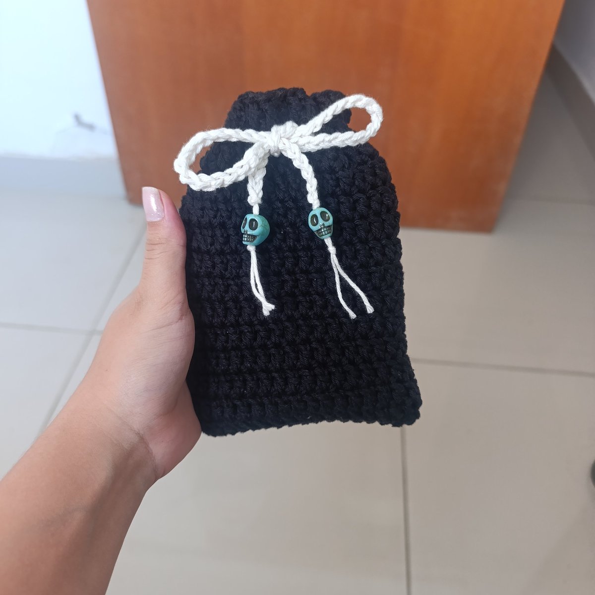 witch_risas's tweet photo. mas para oferecer meu trabalho, eu faço crochê e a última peça que confeccionei foi esse saquinho para o meu baralho, estou aceitando encomendas dele no valor de R$15,00 + o frete, tenho outras cores de linha disponível, se puderem ajudar também com rt eu agradeço MUITO!!! https://t.co/0GOqgJKjzo