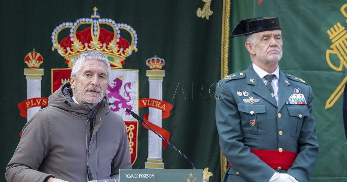 veintimillapie's tweet photo. Cada vez se extiende con más fuerza por agentes y mandos de la Guardia Civil que el teniente general Manuel Llamas debe dejar su puesto. https://t.co/AgjbWy0ASe